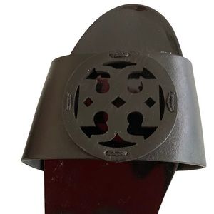 Tory Burch black leather slide sandals with cutout logo. Size 9 NEW